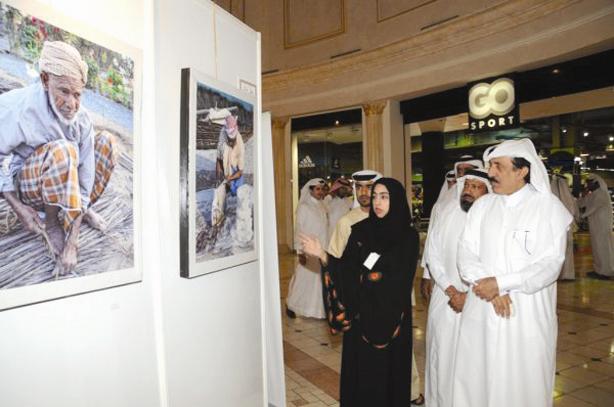 افتتاح معرض الفنون التشكيلية لمهرجان أدب وفن لشباب “التعاون”