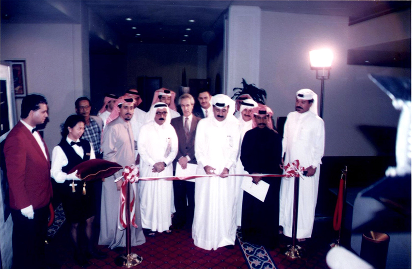 الملا افتتح معرض جماليات الورود بجمعية التصوير