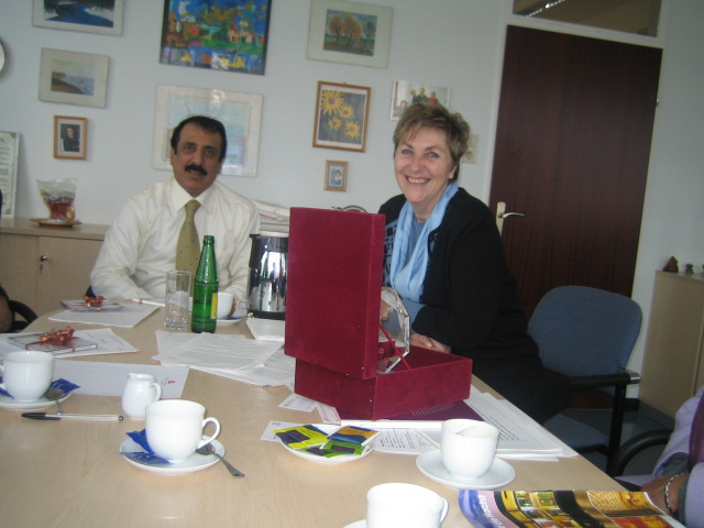 الدكتور/ خالد يوسف الملا مدير إدارة الشباب يلتقي مع مديرة إدارة الشباب في فيينا