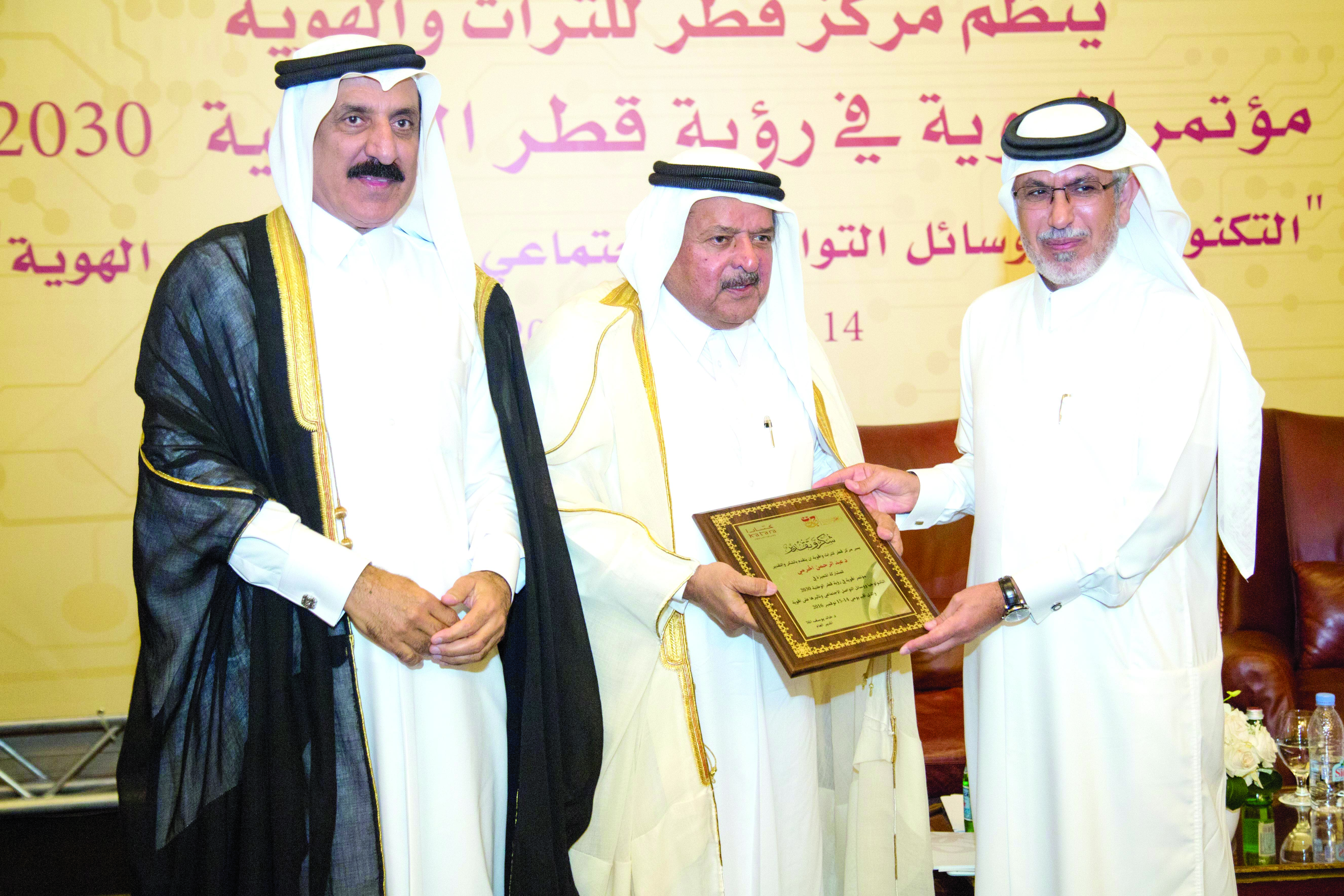 يؤكد تأثير التكنولوجيا ووسائل التواصل على الهوية