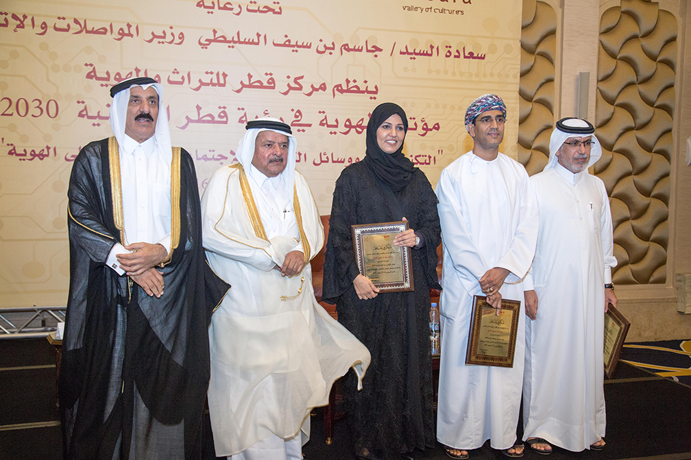 يؤكد تأثير التكنولوجيا ووسائل التواصل على الهوية