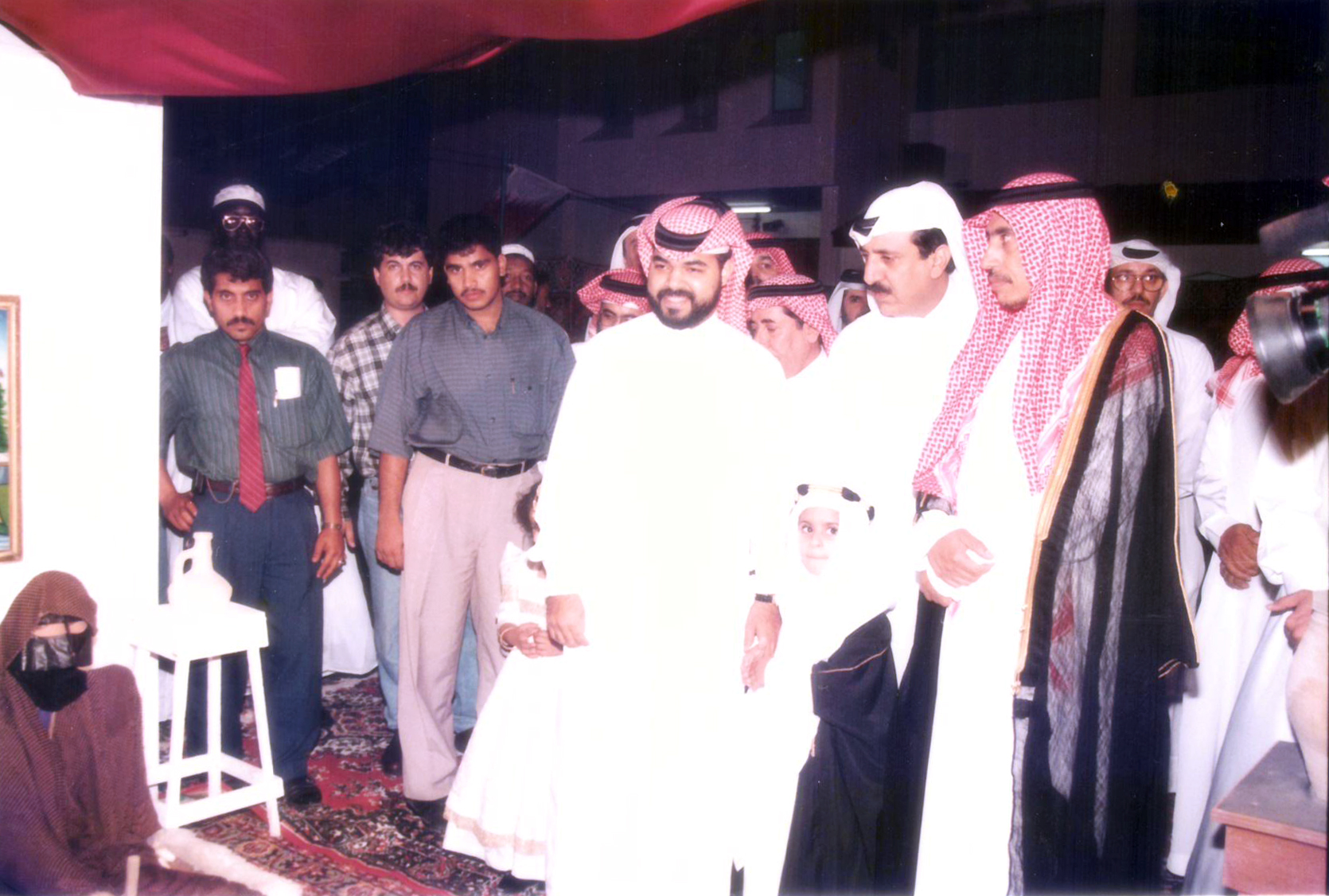 الملا يفتتح السوق الخيري لفتيات صناع الحياة