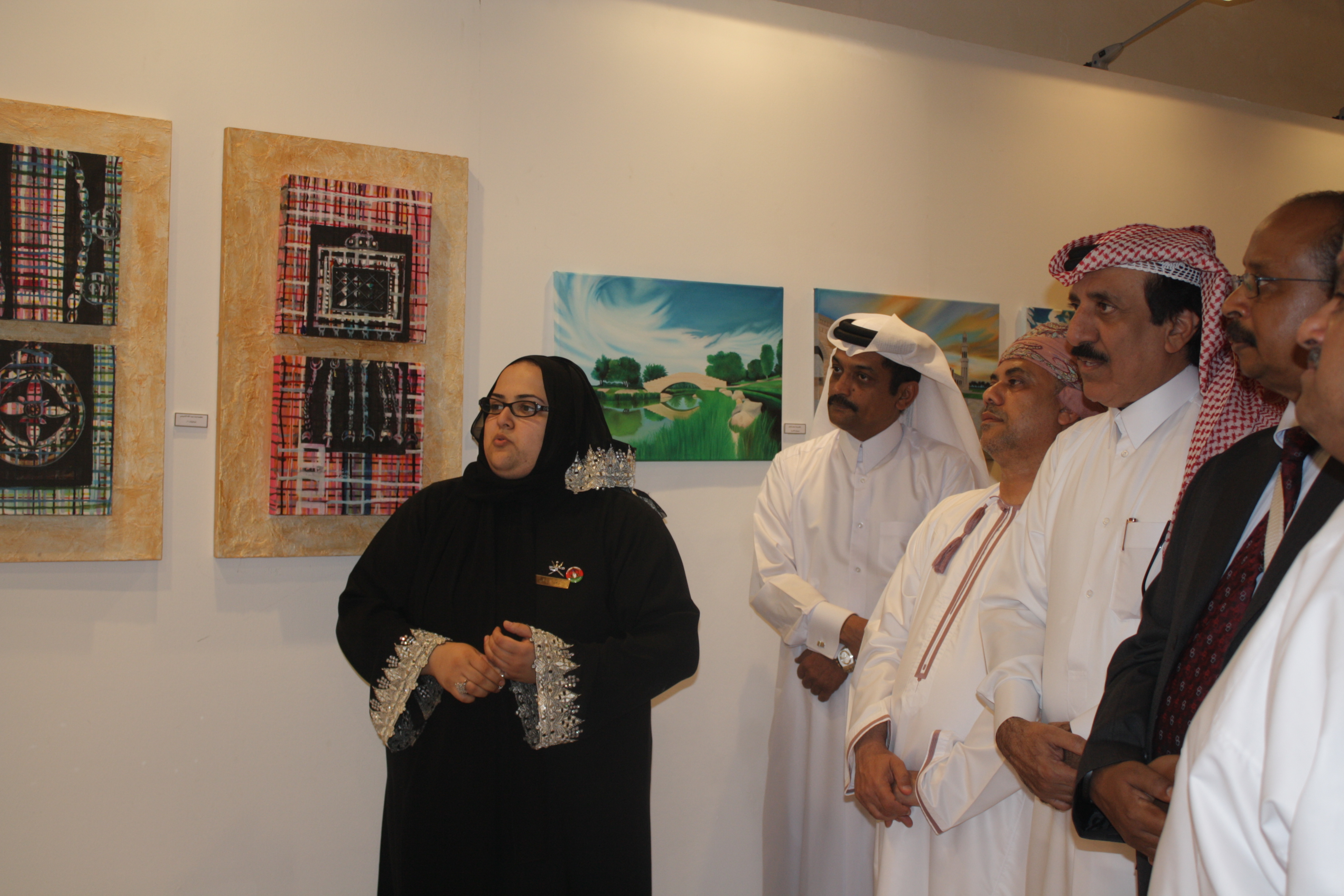 معرض الفنانات العمانيات يحتفي بإبداعات اللون في حب الوطن بسوق واقف